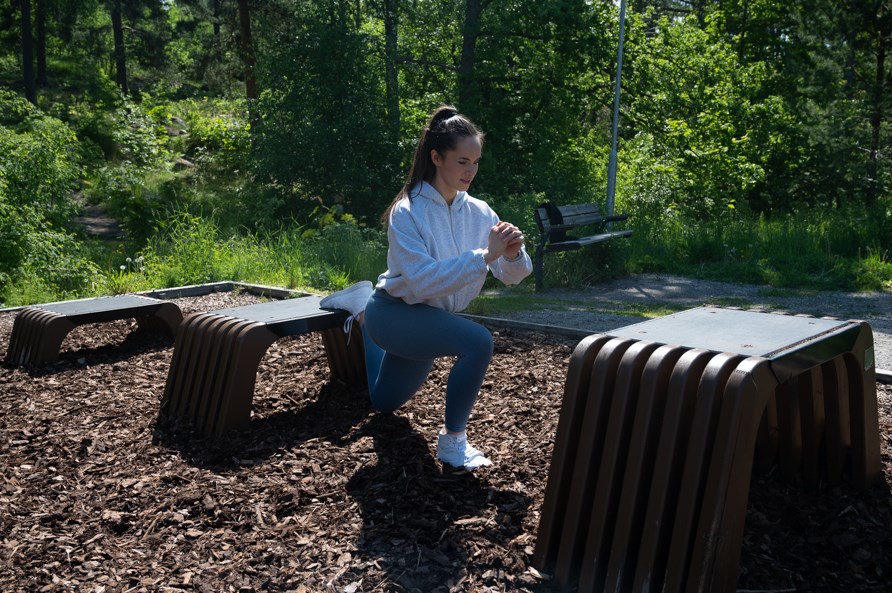 Kvinde udfrer velsen bulgarske lunges.
